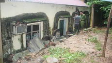 Mưa lớn gây sập tường, hở điện, 3 cảnh sát bảo vệ bị thương