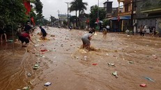 Mưa lũ lịch sử tại Sơn La, dân cuống cuồng chạy thoát thân