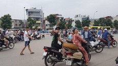 Nhiều người dân tại Hà Nội hiếu kỳ dõi theo toà nhà rung lắc nhẹ vì ảnh hưởng động đất tại Vân Nam (Trung Quốc). Ảnh: Otofun