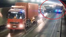 Xe đầu kéo đâm xe tải, hầm Hải Vân kẹt cứng