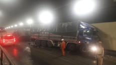 Hiện trường vụ TNGT giữa xe đầu kéo và xe tải trong hầm Hải Vân. (Ảnh: N.Rạng)