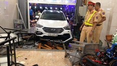 Hà Tĩnh: Ô tô lao vào quán nhậu, 9 người bị thương