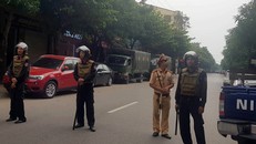 Cảnh sát vũ trang phong tỏa đoạn đường. (Ảnh: Phạm Hòa)