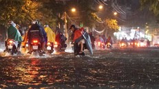 Nhiều tuyến đường ở TP.HCM ngập như sông sau mưa lớn