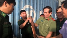 Lực lượng chức năng phối hợp kiểm đếm số ngà voi tang vật. - Ảnh: Văn Tiến