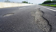 Vệt ổ gà dài hơn 2m ở vị trí Km47 làn đường hướng Bắc - Nam.