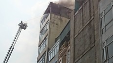 Quán karaoke tại Hà Nội cháy dữ dội giữa trưa