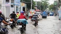 Người Sài Gòn khổ sở vì triều cường dâng cao