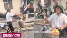 Cụ ông thổi còi, giơ dao phay để xin sang đường gây 'sốt' mạng xã hội