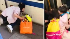 Bé gái rơi xuống khe đường ray tàu hỏa khi người mẹ mải dùng điện thoại