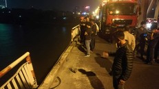 Hiện trường ôtô đâm gãy lan can cầu Chương Dương, rơi xuống sông Hồng