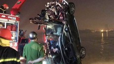 Lực lượng chức năng trục vớt chiếc xe Mercedes GLC 300 rạng sáng 4/11. (Ảnh: Phùng Chiến)