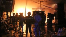 Xưởng gỗ ở Bình Dương cháy dữ dội, dân bỏ chạy tán loạn trong đêm