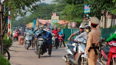 Hàng trăm người dắt xe máy ngược chiều đối phó với CSGT