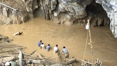 Lực lượng cứu hộ đang gặp khó trong quá trình hút bùn đất để tiếp cận hai phu vàng mắc kẹt trong hang.