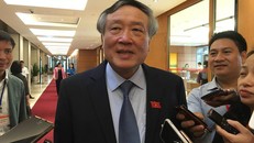 Chánh án TAND Tối cao Nguyễn Hoà Bình thông tin bên hành lang Quốc hội sáng 13/11.