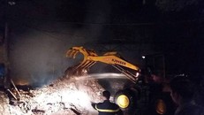 Cảnh sát phải huy động máy xúc để tiếp cận đám cháy. Ảnh: Quỳnh An.