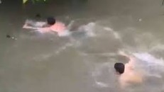 Phố như sông, người dân Đà Nẵng tung tăng bơi lội