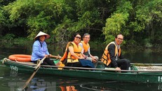 Du khách tham quan Tràng An, Ninh Bình. (Ảnh: Minh Đức/TTXVN)