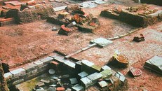 Dấu vết nền cung điện thời Lý ở Hố A20. (Ảnh: hoangthanhthanglong.vn)