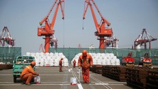 Người dân và cảnh sát đến hiện trường tìm kiếm hai nạn nhân mất tích. (Ảnh: Thạch Thảo- VnExpress).