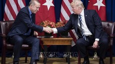 Tổng thống Mỹ Donald Trump (phải) và Tổng thống Thổ Nhĩ Kỳ Recep Tayyip Erdogan trong cuộc gặp tại New York, Mỹ ngày 21/9/2017. Ảnh tư liệu: AFP/TTXVN