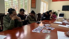 Các đối tượng cò vé trước SVĐ Mỹ Đình.