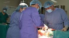 Đang đốn chè, người đàn ông bị lưỡi cưa chém ngang đùi