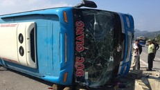 Lật xe khách 7 người thương vong, đập kính giải cứu