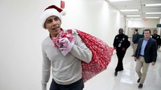 'Ông già Noel' Obama đội mũ đỏ, khệ nệ vác túi quà to