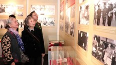 Các đại biểu tham quan triển lãm. Ảnh: TTXVN