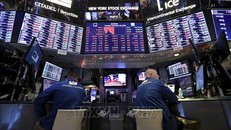 Các giao dịch viên tại sàn giao dịch chứng khoán ở New York, Mỹ, ngày 24/12. Ảnh: THX/TTXVN