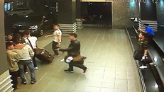 Đoạn video từ camera giám sát cho thấy 152 du khách Việt Nam “mất tích” khi tới Đài Loan đã rời khách sạn của họ ở TP Cao Hùng ngay sau khi nhận phòng. Ảnh: CNA