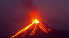 Indonesia sợ núi lửa Anak Krakatoa đổ sụp, gây thêm sóng thần