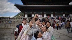 Du khách tham quan Cung Gyeongbokgung ở Seoul, Hàn Quốc. (Nguồn: AFP/TTXVN)