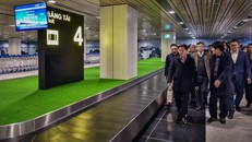 Bộ trưởng kiểm tra hệ thống băng chuyền hành lý.