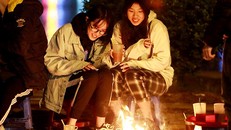 Người Hà Nội đốt lửa sưởi ấm trong những đêm rét kỷ lục