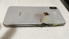 iPhone Xs Max bốc khói trong túi quần