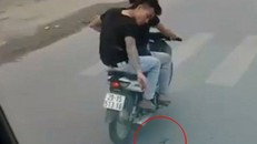 Cường và Hưng rải đinh ba xuống trước xe tải của anh Phạm. Ảnh cắt từ video.