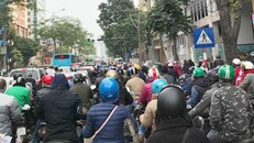Đường phố Hà Nội ùn tắc trong ngày đi làm đầu tiên của năm 2019