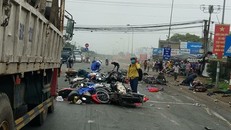 Xem lại clip xe container cuốn hàng chục xe máy vào gầm, 4 người chết tại chỗ