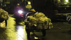 Bốc xếp hàng vào chợ Long Biên.