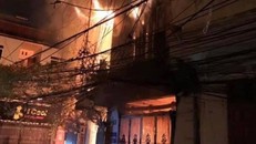 Nhà 4 tầng bốc cháy, một người nhảy từ tầng 2 xuống thoát thân