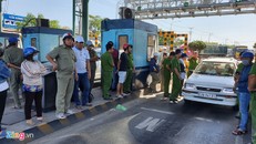 Tài xế dừng ôtô hơn 4 giờ phản đối thu phí ở BOT An Sương - An Lạc