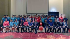 Đội tuyển chụp ảnh lưu niệm cùng lãnh đạo Đại sứ quán Việt Nam tại UAE.