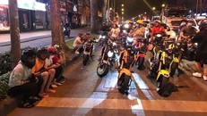 Giới trẻ tham gia trào lưu 'bỏ xe trống khi dừng đèn đỏ' có thể bị phạt?