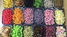 Giật mình bảng giá mứt, hoa quả sấy Trung Quốc về chợ Tết Việt