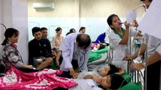 Các học sinh nhập viện với các triệu chứng ngộ độc thực phẩm. Ảnh: Nguyệt Triều.