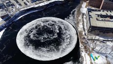 Đĩa băng tròn kỳ lạ xuất hiện trên con sông ở Maine (Mỹ)