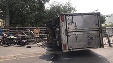 Xe tải lật nhào trên cầu vượt Cây Gõ, nhiều người gào khóc vứt phương tiện bỏ chạy